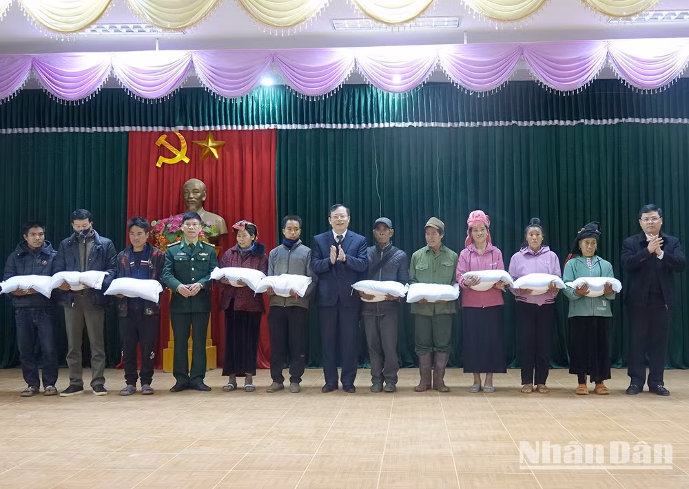 Đồng chí Nguyễn Thái Hưng, Chủ tịch Hội đồng nhân dân tỉnh Sơn La chuyển trao 1 tấn gạo cho các hộ nghèo xã Phiêng Pằn.