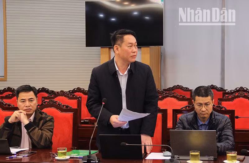 Đồng chí Lê Trọng Bình, Chủ tịch Ủy ban nhân dân thị xã Mộc Châu phát biểu tại cuộc họp.