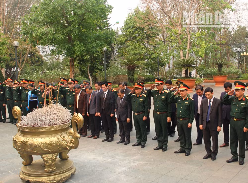 Đoàn đại biểu dâng hương tại Nhà tưởng niệm các Anh hùng, liệt sĩ Nhà tù Sơn La.