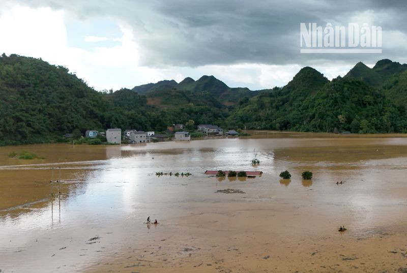Đến đầu giờ chiều 26/7, nước vẫn ngập đến mái nhà mấy chục hộ ở xã Tông Cọ.