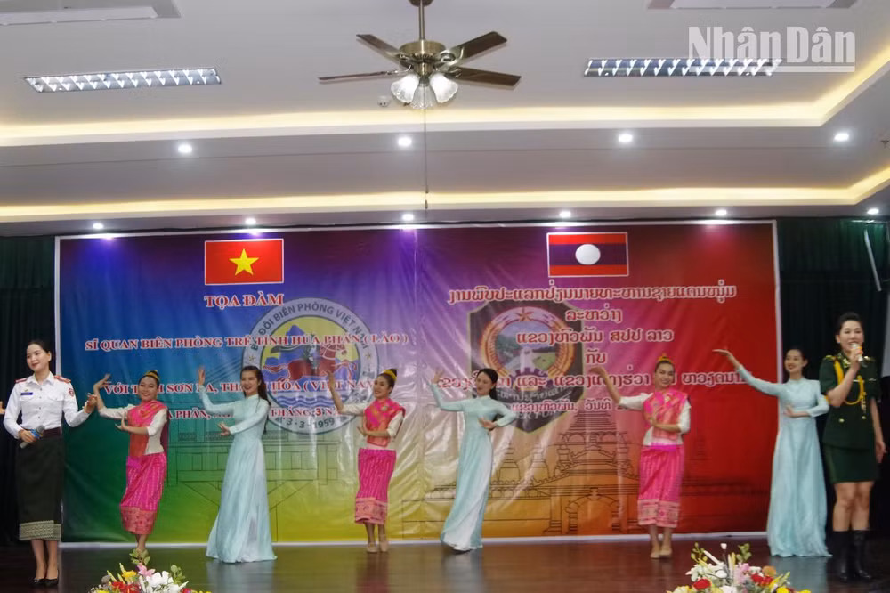 Chương trình nghệ thuật của đoàn văn công Bộ đội Biên phòng Việt Nam và Lào biểu diễn tại buổi tọa đàm.