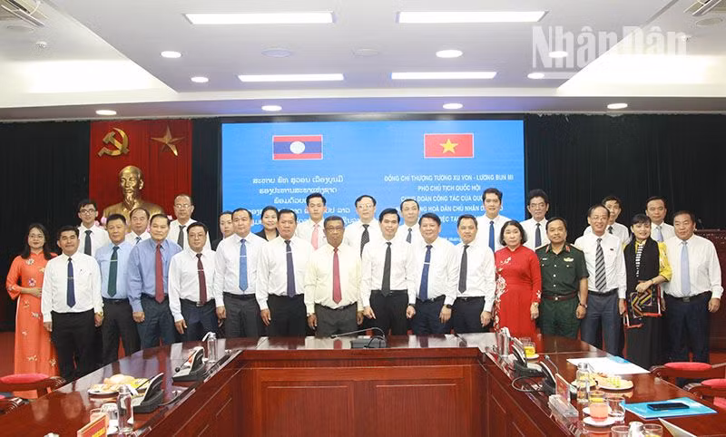 Thượng tướng Suvon Luongbunmi, Phó Chủ tịch Quốc hội nước Cộng hòa Dân chủ Nhân dân Lào cùng đoàn công tác của Quốc hội Lào và các đồng chí lãnh đạo tỉnh Sơn La chụp ảnh lưu niệm.