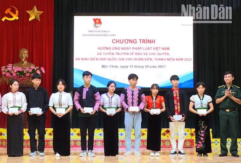 Chuyển trao kinh phí “Nâng bước em đến trường” và trao kinh phí Mô hình “Ươm mầm xanh biên giới-Vững bước tới tương lai”. (Ảnh: Vì Hiện)