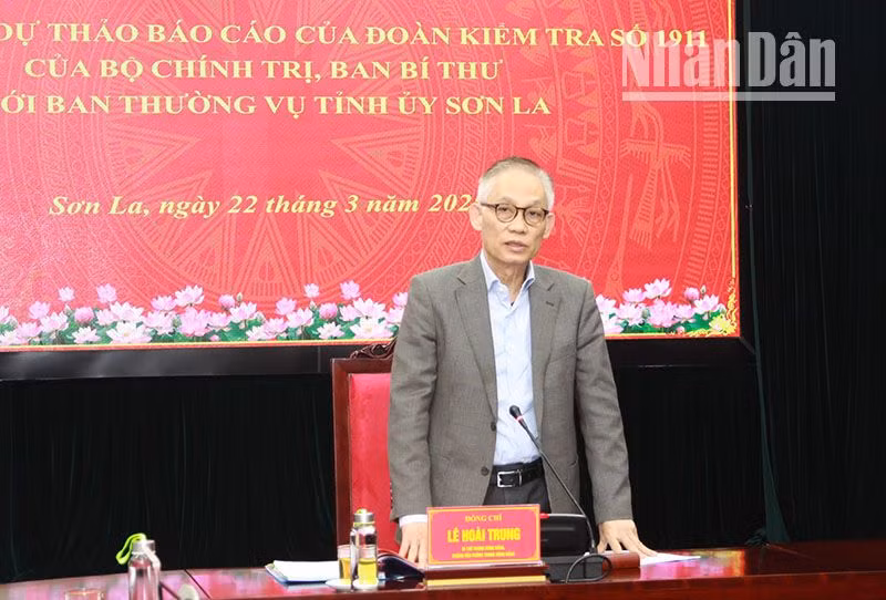 Đồng chí Lê Hoài Trung, Bí thư Trung ương Đảng, Chánh Văn phòng Trung ương Đảng, Trưởng Đoàn Kiểm tra số 1911 phát biểu tại hội nghị thông qua dự thảo báo cáo kết quả kiểm tra đối với Ban Thường vụ Tỉnh ủy Sơn La.