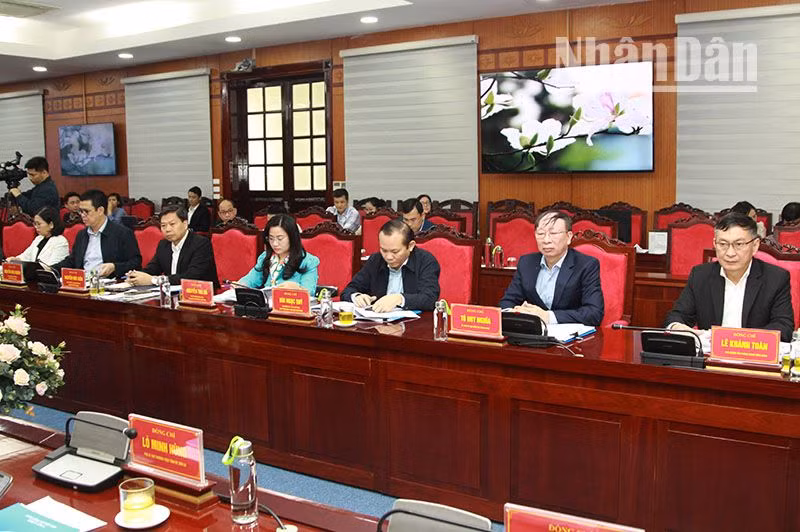 Các đồng chí trong Đoàn kiểm tra số 1911 của Bộ Chính trị, Ban Bí thư làm việc với Ban Thường vụ Tỉnh ủy Sơn La.