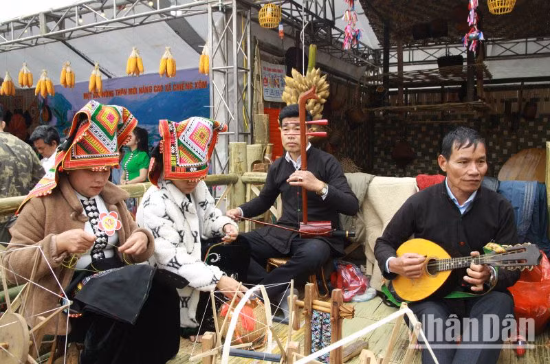 Lễ hội hoa ban năm nay tiếp tục tổ chức thi thêu khăn piêu và tái hiện diễn xướng "Hạn Khuống", loại hình nghệ thuật trình diễn dân gian độc đáo của đồng bào Thái.