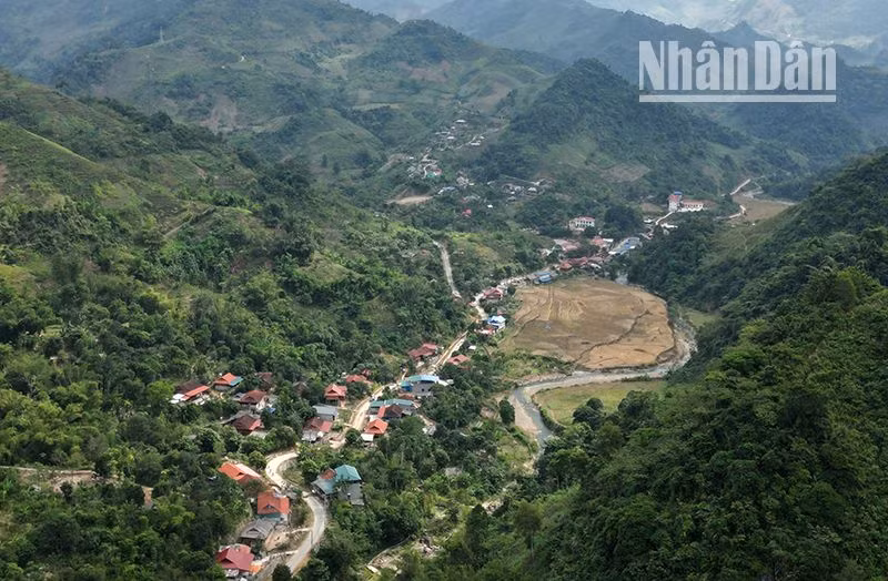 Tuyến đường từ xã Mường Do đến xã Mường Bang, huyện Phù Yên được trải nhựa, góp phần cho việc đi lại, giao thương hàng hóa được thuận tiện.
