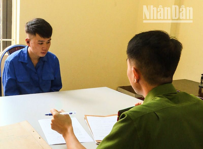 Đối tượng Sa Việt Hoàng tại cơ quan Công an.