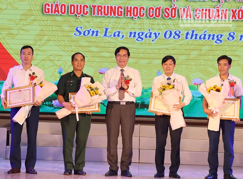 Lãnh đạo Sở Giáo dục và Đào tạo trao Bằng khen của Ủy ban nhân dân tỉnh cho các tập thể có thành tích xuất sắc trong công tác phổ cập giáo dục, xóa mù chữ giai đoạn 2012-2022.