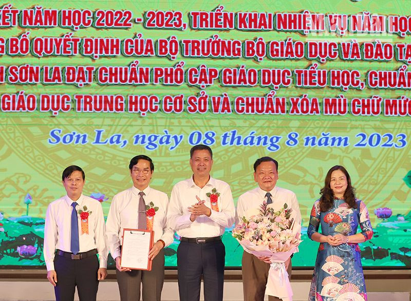 Lãnh đạo Ủy ban nhân dân tỉnh Sơn La chuyển trao Quyết định của Bộ Giáo dục và Đào tạo, công nhận tỉnh Sơn La đạt chuẩn phổ cập giáo dục tiểu học, trung học cơ sở, chuẩn xóa mù chữ mức độ 2.