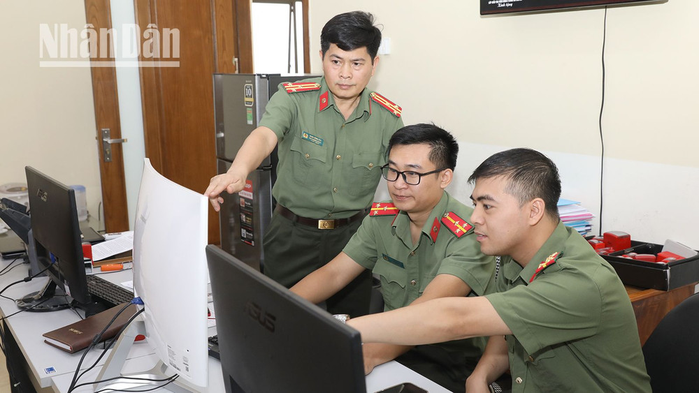 Phòng An ninh mạng và phòng, chống tội phạm sử dụng công nghệ cao, Công an tỉnh Sơn La tuần tra trên không gian mạng. 