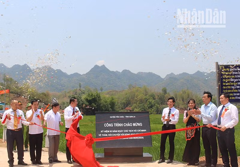 Nhân dịp này, huyện Yên Châu đã tổ chức gắn biển công trình chào mừng kỷ niệm 65 năm Ngày Chủ tịch Hồ Chí Minh về thăm, nói chuyện với đồng bào các dân tộc Yên Châu.