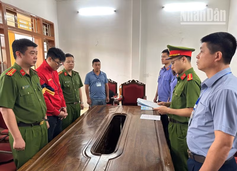 Cơ quan Cảnh sát điều tra, Công an tỉnh Sơn La tổ chức thi hành các quyết định tố tụng đối với Lò Minh Phương (áo đỏ).