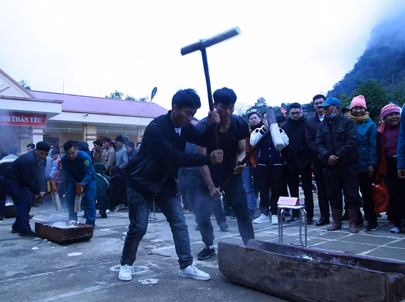 Thi giã bánh dày và gói bánh chưng giữa các bản tại chương trình “Xuân biên phòng ấm lòng dân bản”.