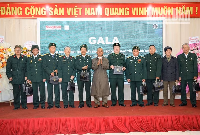 Tại Gala, nhân dịp kỷ niệm 79 năm Ngày thành lập Quân đội Nhân dân Việt Nam, Công ty trách nhiệm hữu hạn một thành viên đầu tư xây dựng Thành Long đã tặng cao sâm Ngọc Linh cho 6 cựu chiến binh trên địa bàn tỉnh Sơn La.