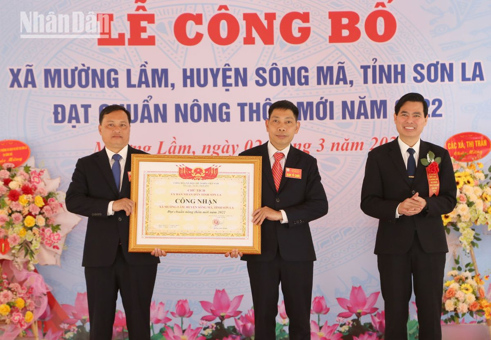 Chủ tịch Ủy ban nhân tỉnh Sơn La trao bằng công nhận xã nông thôn mới Mường Lầm.