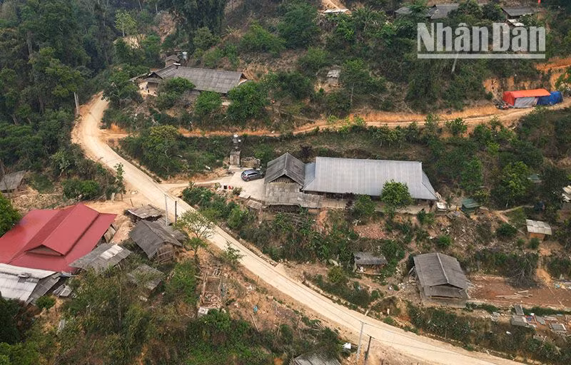 Bản biên giới Đin Chí, xã Chiềng Tương, huyện Yên Châu đã được đầu tư đường bê-tông, trường học, điện sinh hoạt...