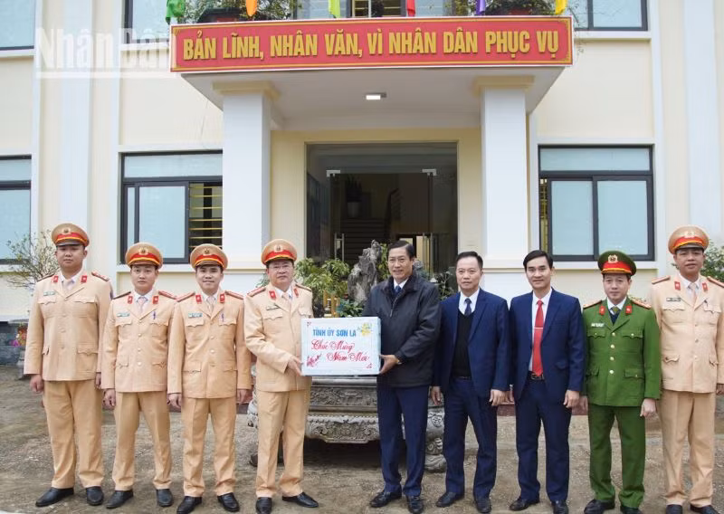 Nhân dịp này, đồng chí Nguyễn Hữu Đông, Bí thư Tỉnh ủy Sơn La đã tặng quà Tết cho cán bộ, chiến sĩ cảnh sát giao thông, Công an tỉnh Sơn La.