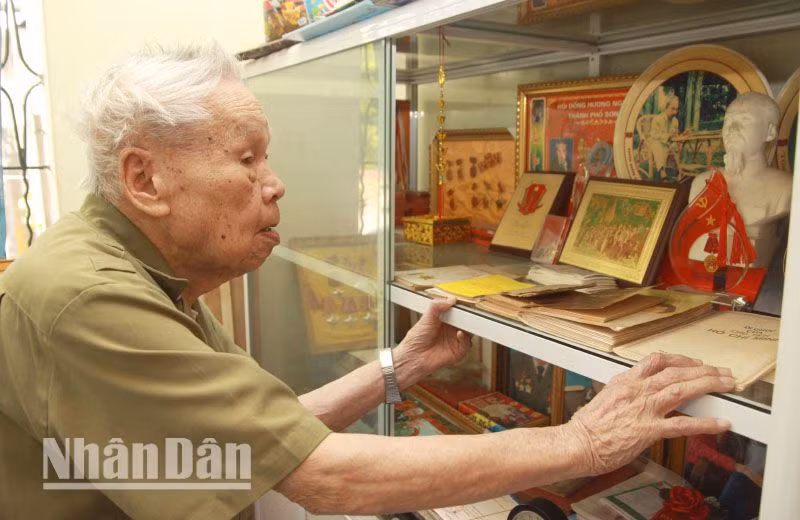 Cụ Tăng Hồng Phong còn có riêng 1 chiếc tủ kính lưu trữ những tài liệu của Đảng qua các thời kỳ và tài liệu, hình ảnh về Chủ tịch Hồ Chí Minh.