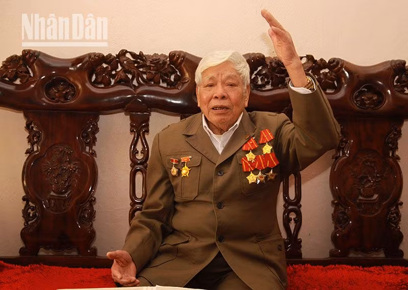 Chiến sĩ Điện Biên năm xưa Nguyễn Văn Bể năm nay đã 95 tuổi, nhưng khi kể lại những năm tháng hào hùng của dân tộc lại rất hào hứng, giọng nói vẫn mạnh mẽ.