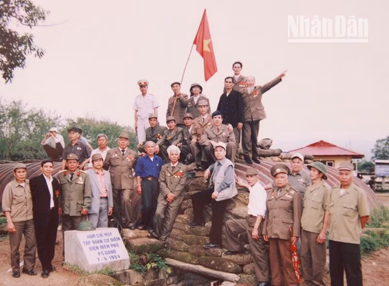 Ông Nguyễn Văn Bể (Đứng thứ 5, hàng thứ nhất từ trái qua) cùng đồng đội thăm lại chiến trường xưa Điện Biên Phủ. (Ảnh tư liệu chụp lại)