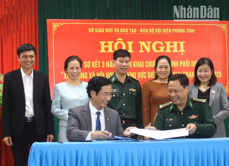 Sở Giáo dục-Đào tạo và Bộ Chỉ huy Bộ đội Biên phòng Sơn La ký kết chương trình xây dựng xã hội học tập khu vực biên giới giai đoạn 2018-2025.