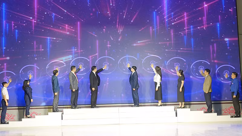 Thực hiện nghi thức phát động tuần lễ gửi tiền tiết kiệm, chung tay vì người nghèo năm 2025.