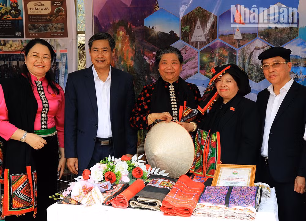 Đồng chí Tòng Thị Phóng và các đại biểu tham gia trải nghiệm gian trưng bày, giới thiệu các sản phẩm OCOP.