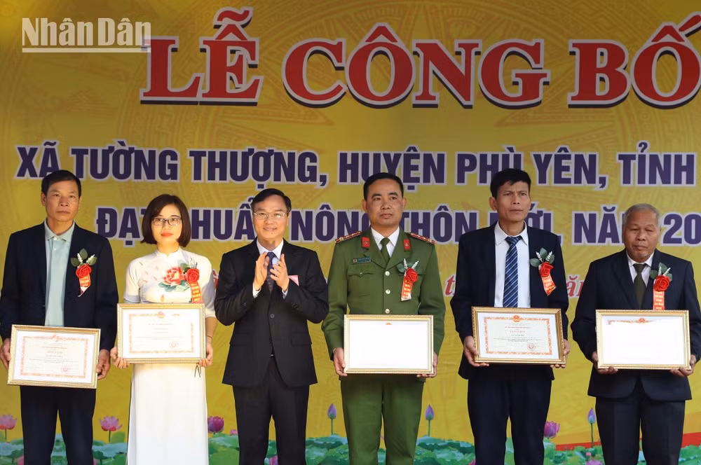 Lãnh đạo huyện Phù Yên tặng giấy khen cho các các nhân có thành tích xuất sắc.