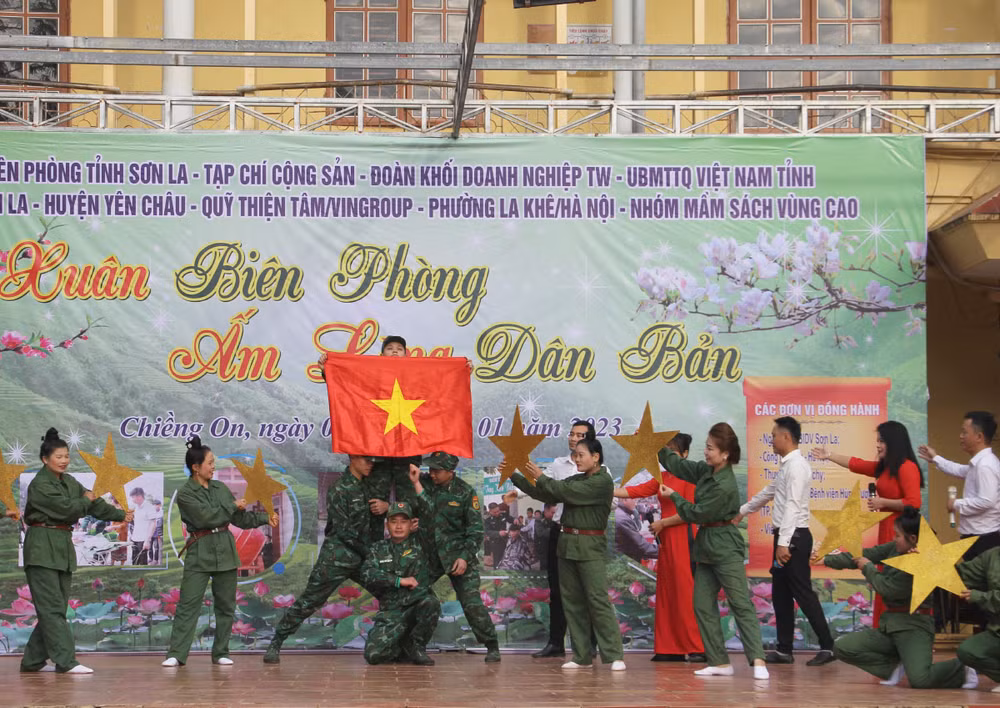 Chương trình đã tặng cờ và ảnh Bác Hồ cho người dân xã biên giới Chiềng On.