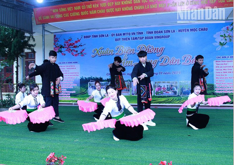 Ấm áp chương trình “Xuân Biên phòng ấm lòng dân bản” tại xã biên giới Chiềng Khừa ảnh 2