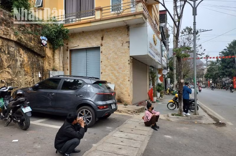 Một số người dân từ các huyện vẫn ngồi tại khu vực số 27 Tô Hiệu với hy vọng gặp được các bác sĩ chuyên khoa, trợ lý để lấy lại tiền.