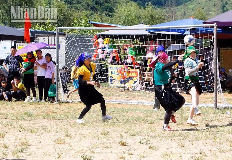 Sơn La: Hàng nghìn người tham gia Lễ hội mừng cơm mới xã Ngọc Chiến ảnh 8