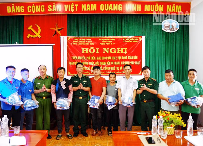 Lãnh đạo Công an và Bộ đội Biên phòng tỉnh Sơn La tặng quà cho người dân tự giác giao nộp súng tự chế.
