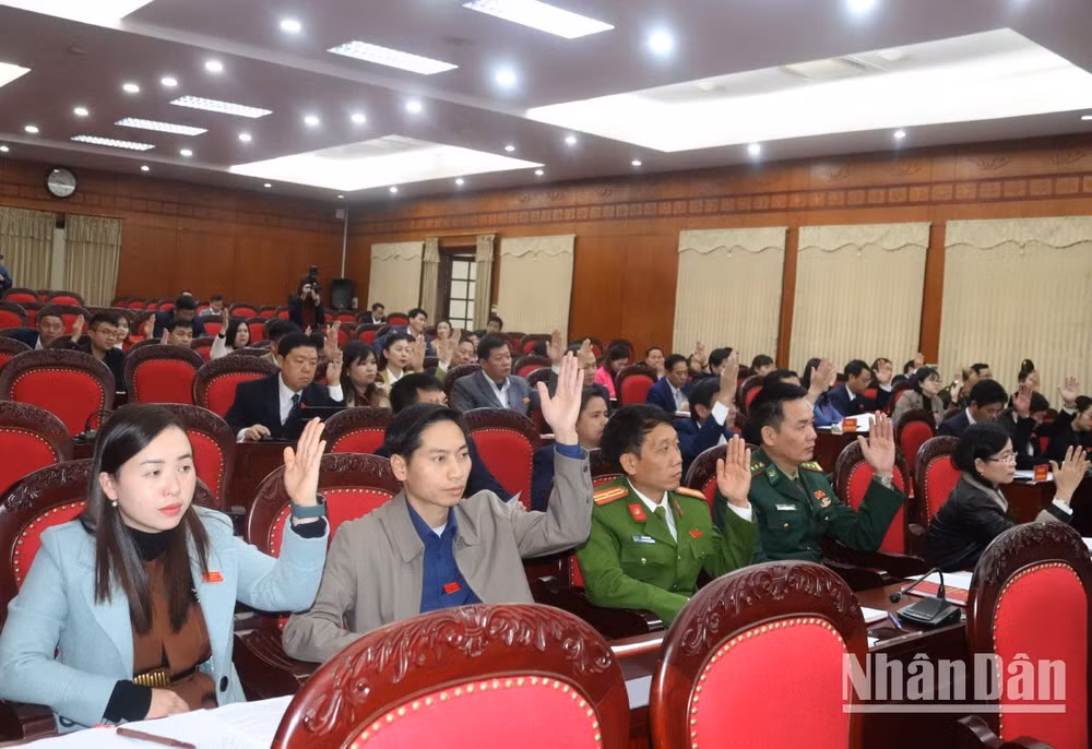 Các đại biểu biểu quyết thông qua 10 dự thảo Nghị quyết tại kỳ họp chuyên đề lần thứ 10 Hội đồng nhân dân tỉnh Sơn La.