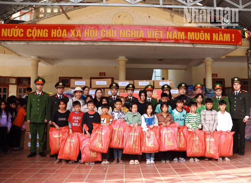 Những món quà được đoàn công tác hỗ trợ tới thầy và trò nhà trường.