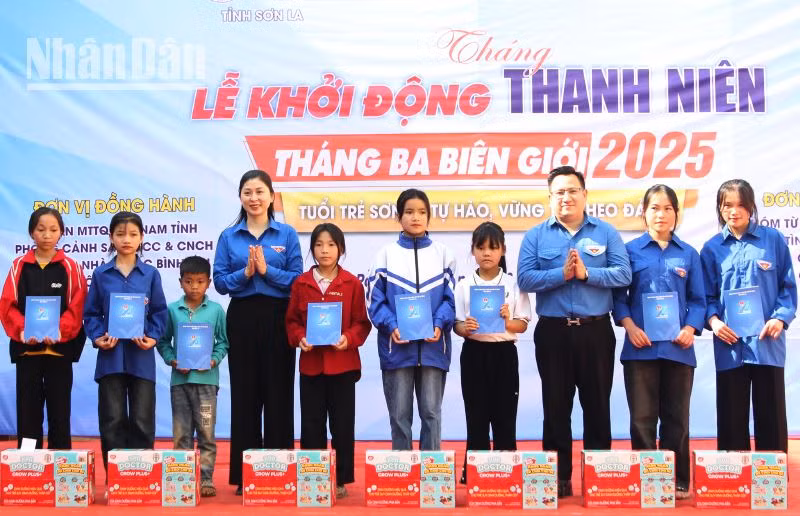 Tỉnh Đoàn Sơn La trao tặng quà, học bổng cho các em học sinh.