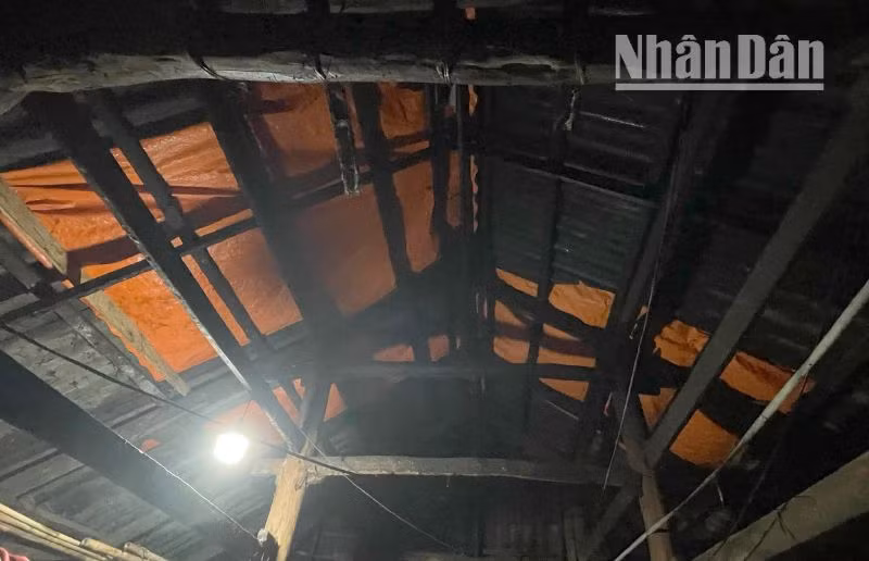 Nhà dân tại bản Nà Lầu, xã Mường É, huyện Thuận Châu, tỉnh Sơn La phải dùng bạt phủ nơi mái nhà bị ảnh hưởng bởi mưa đá và dông lốc. (Ảnh: TÙNG LÂM)