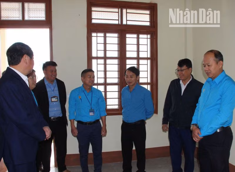 Đại biểu tham quan các phòng nhà công vụ giáo viên trường tiểu học và trung học cơ sở Chiềng Ân. (Ảnh: Lam Giang)