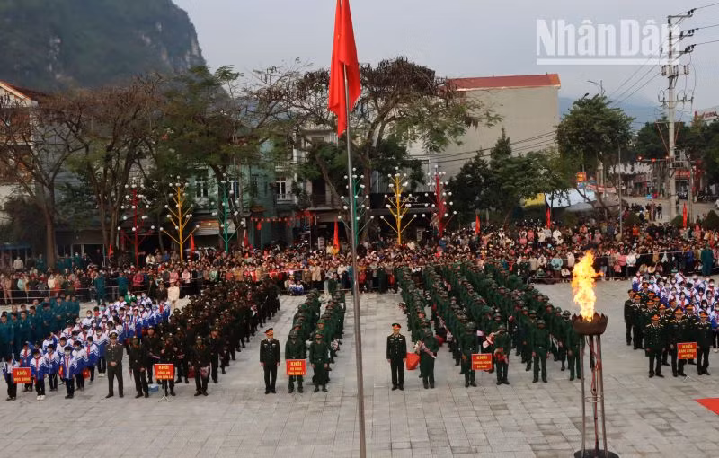 Sáng 10/2/2023, tại sân Công viên huyện Thuận Châu đã diễn ra lễ giao nhận quân với sự tham gia, có mặt có hơn 1.000 người. Sáng 10/2/2023, tại sân Công viên huyện Thuận Châu đã diễn ra lễ giao nhận quân với sự tham gia, có mặt có hơn 1.000 người.
