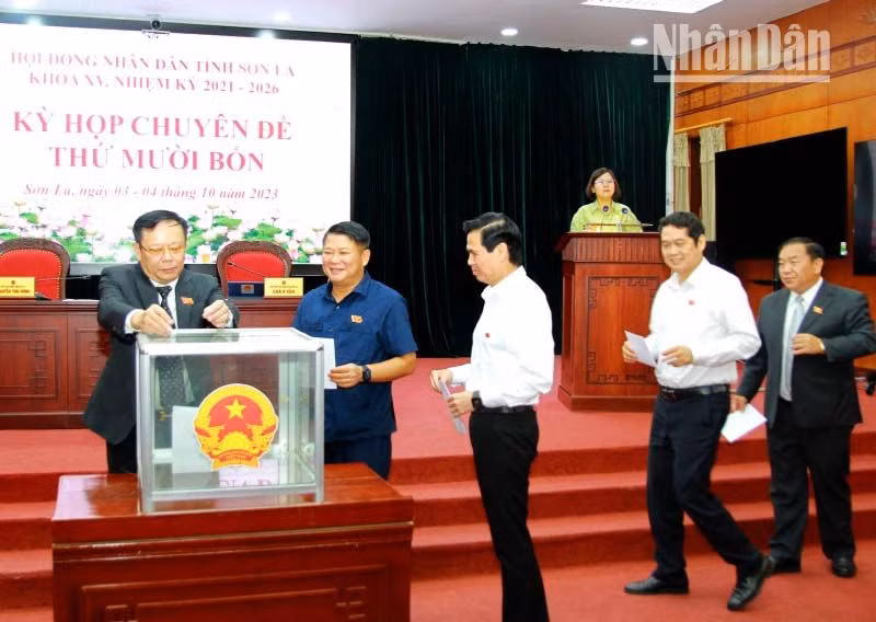 Các đại biểu tiến hành bỏ phiếu tín nhiệm đối với những người giữ chức vụ do Hội đồng nhân dân tỉnh Sơn La, khóa 15 bầu. Các đại biểu tiến hành bỏ phiếu tín nhiệm đối với những người giữ chức vụ do Hội đồng nhân dân tỉnh Sơn La, khóa 15 bầu.