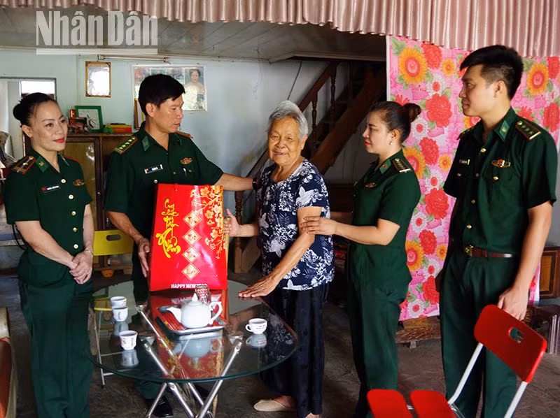 Lãnh đạo Bộ Chỉ huy Bộ đội Biên phòng tỉnh Sơn La thăm và tặng quà mẹ liệt sĩ Phạm Thị Chớp, phường Chiềng Sinh, thành phố Sơn La.