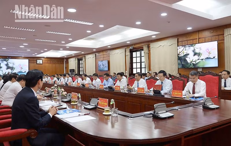 Các đại biểu dự Hội nghị công bố quyết định của Bộ Chính trị về công tác cán bộ tại Tỉnh ủy Sơn La.