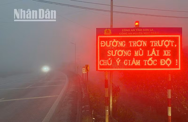 Phòng Cảnh sát giao thông tỉnh Sơn La đã lắp đặt nhiều biển đèn led cảnh báo cho người tham gia giao thông trên tuyến Quốc lộ 6.