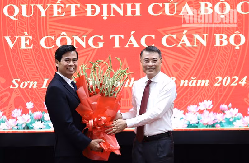 Đồng chí Lê Minh Hưng tặng hoa chúc mừng đồng chí Hoàng Quốc Khánh giữ chức Bí thư Tỉnh ủy Sơn La.