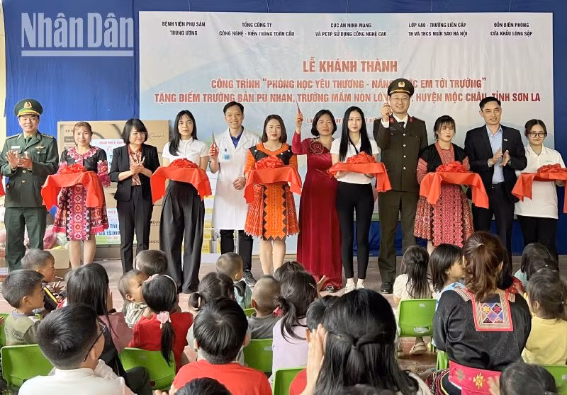 Các đơn vị cắt băng khánh thành lớp học tại điểm trường bản Pu Nhan.