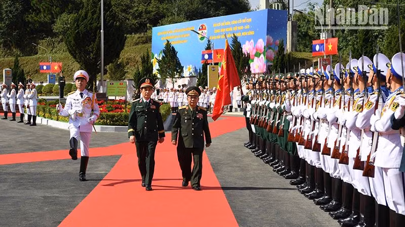 Đại tướng Phan Văn Giang và Đại tướng Chansamone Chanyalath duyệt đội danh dự Quân đội nhân dân Việt Nam.