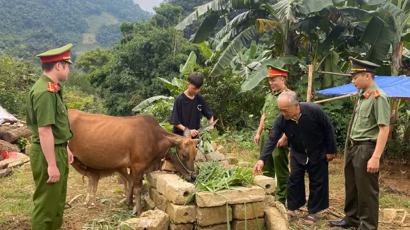 Người có uy tín ở Sơn La thường xuyên phối hợp các lực lượng tuyên truyền, vận động người dân phát triển kinh tế.