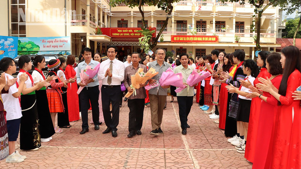 Đoàn Sở Giáo dục và Thể thao các tỉnh Bắc Lào thăm Trường trung học cơ sở Nguyễn Trãi, Thành phố Sơn La.