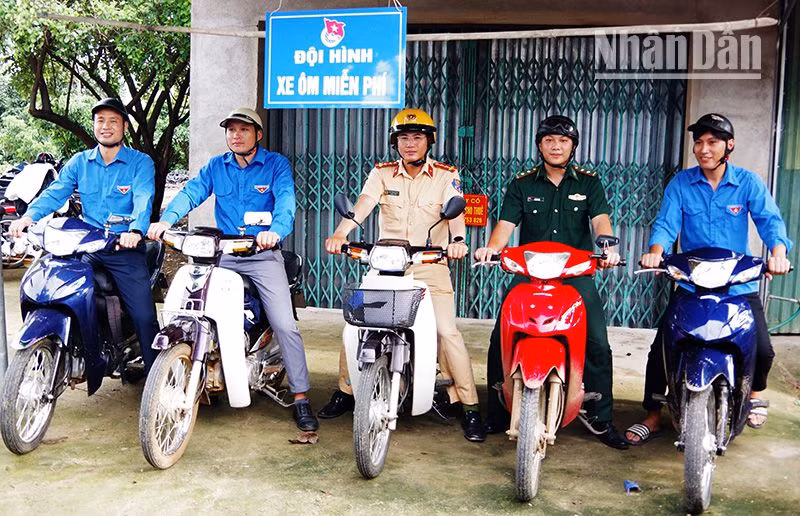 Đội hình xe máy miễn phí phục vụ các thí sinh tại các điểm thi của tỉnh Sơn La.